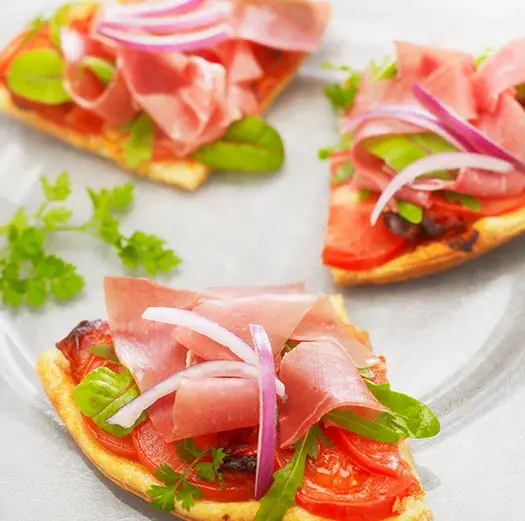 tarteFineTomateChorizoSaladeJeunespoussesChiffonade