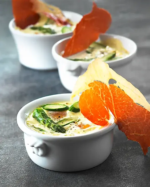 oeufsCocottesCrèmeAspergesChipsJamboncru