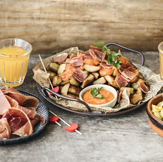 Patatas bravas et chiffonnade jambon cru