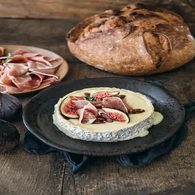 Camembert rôti au jambon cru et aux figues 