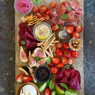 planche-aperitive-estivale-charcuterie
