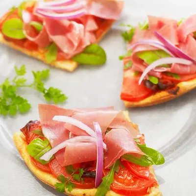 tarteFineTomateChorizoSaladeJeunespoussesChiffonade