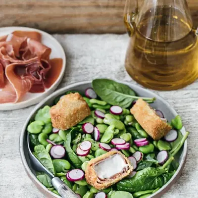 Salade fèves chèvre chaud jambon cru