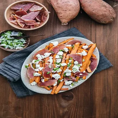 Poutine de patates douces aux pétales de jambon cru Aoste, feta 
