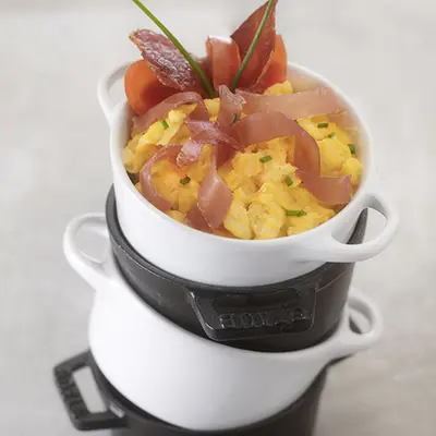 oeufsBrouillesJamboncruAosteTomatesRotiesChipsJambon