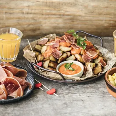 Patatas bravas et chiffonnade jambon cru