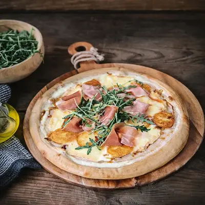 Pizza jambon cru raclette